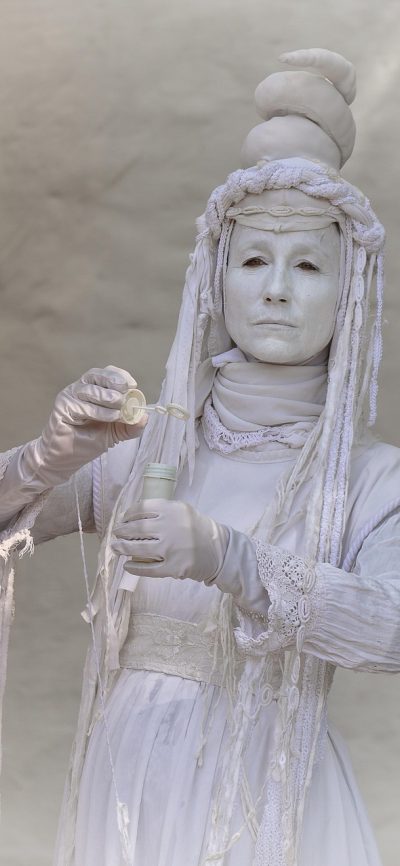 免费ai短剧 免费ai短剧 App 剧集详情页，展示封面、集数列表与AI参与制作标签，画面清晰自然